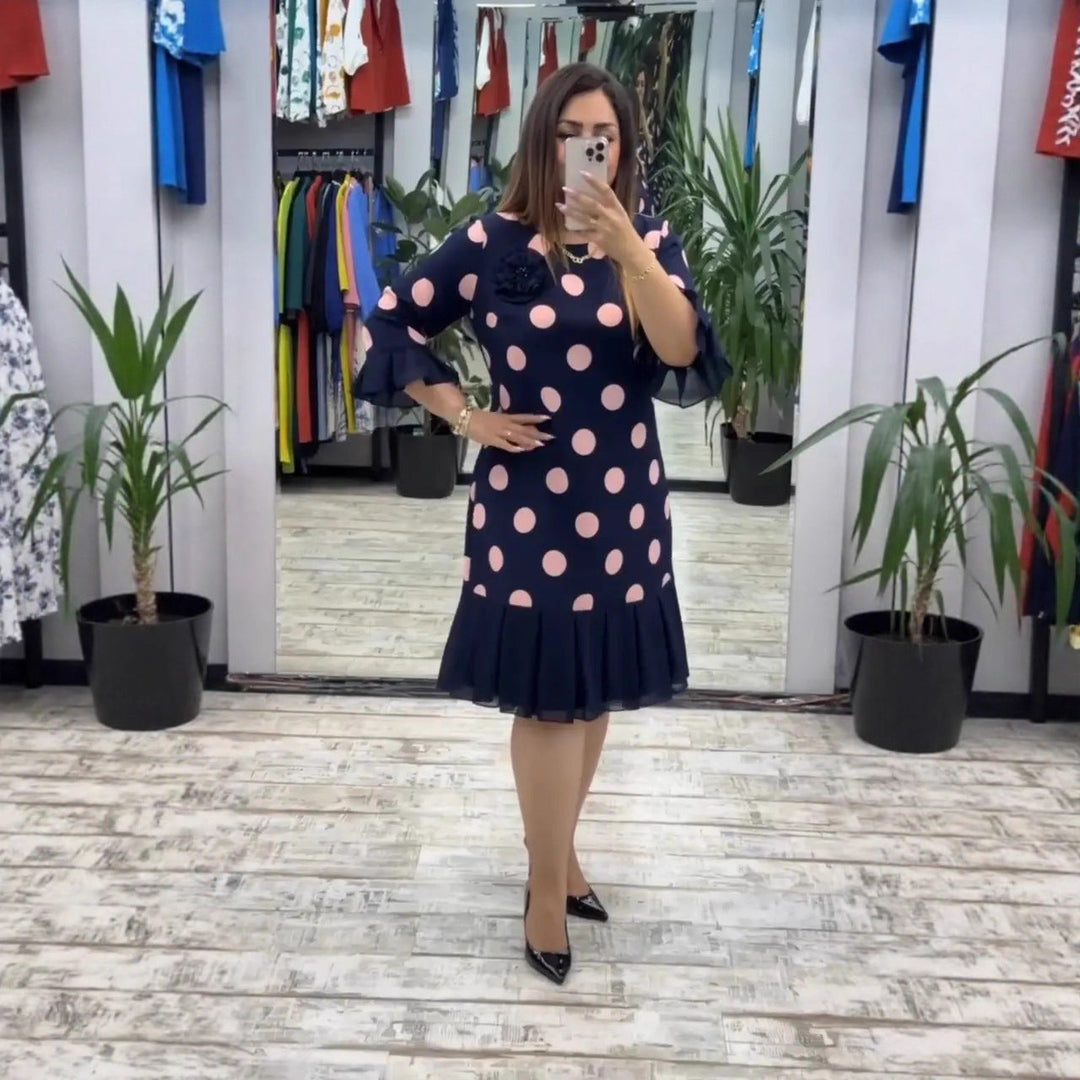 SVEA | Retro-inspiriertes Kleid mit Plisseerock und Ausgestellten Ärmelabschlüssen