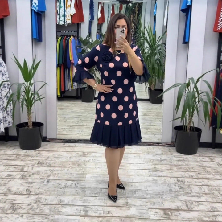 SVEA | Retro-inspiriertes Kleid mit Plisseerock und Ausgestellten Ärmelabschlüssen
