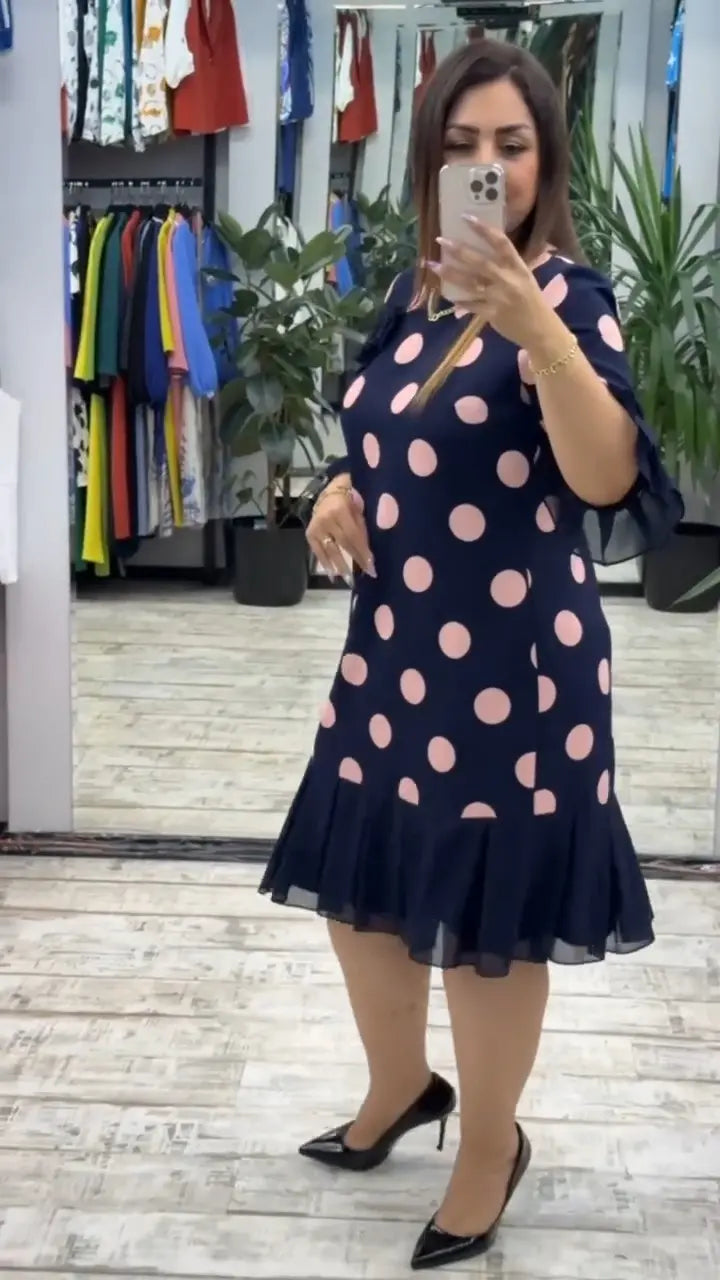 SVEA | Retro-inspiriertes Kleid mit Plisseerock und Ausgestellten Ärmelabschlüssen